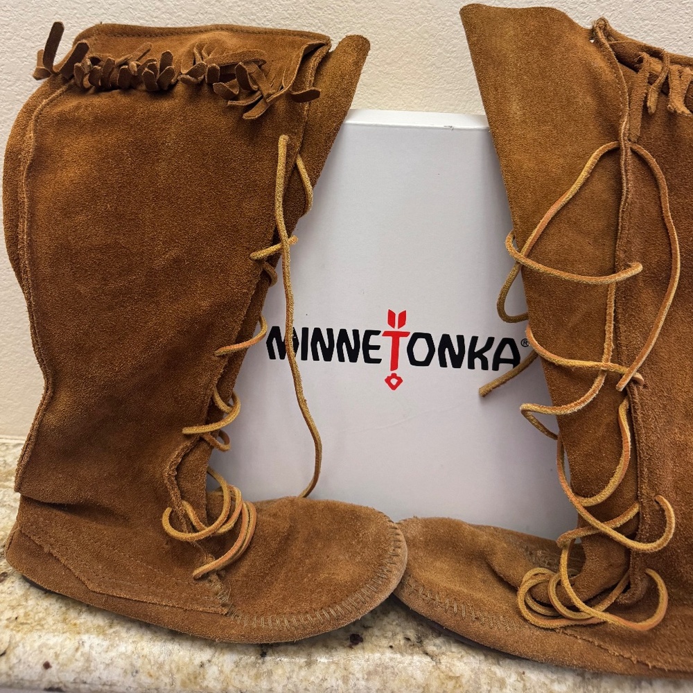 Minnetonka Lace Up